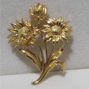 Daisy gold gilded flower brooch
